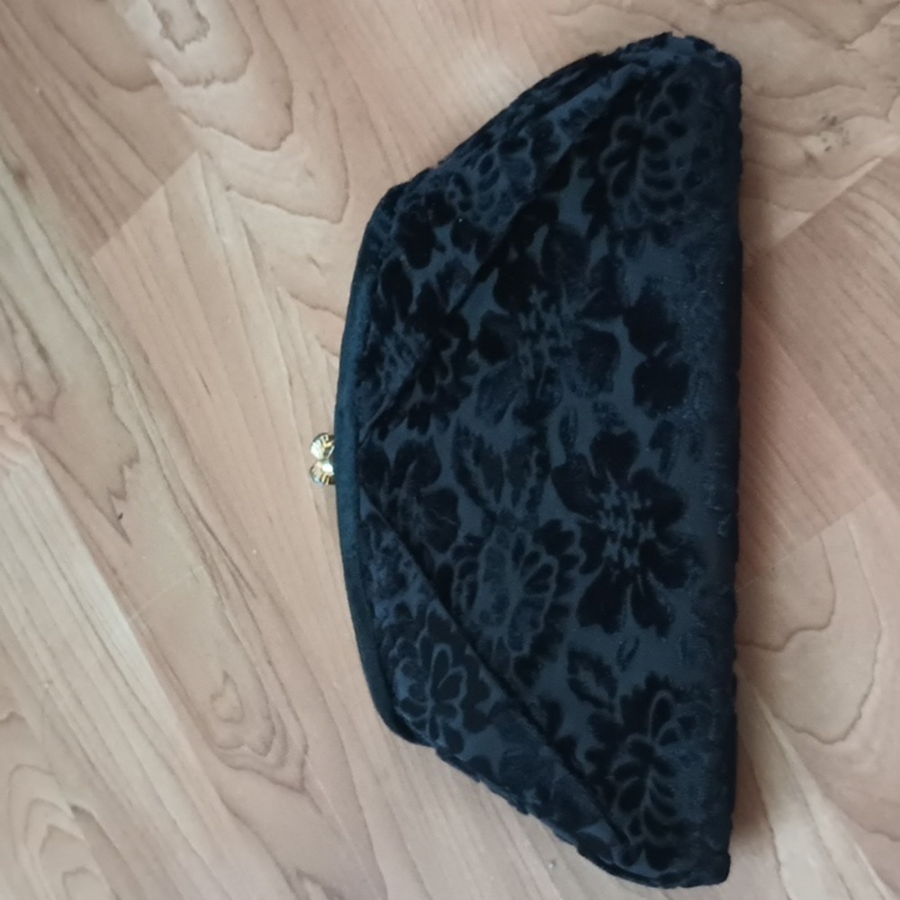 Vintage black velvet pattern gold tone clutch purse